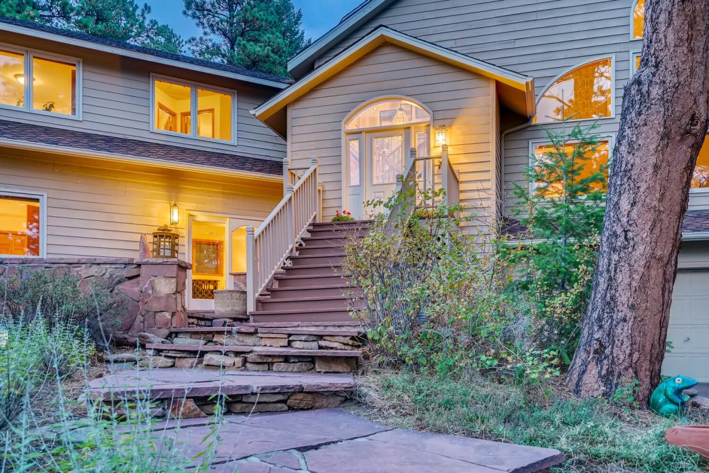 25109-sunset-ln-Evergreen-CO-large-004-009-Exterior-Front-Entry-1500x1000-72dpi-2