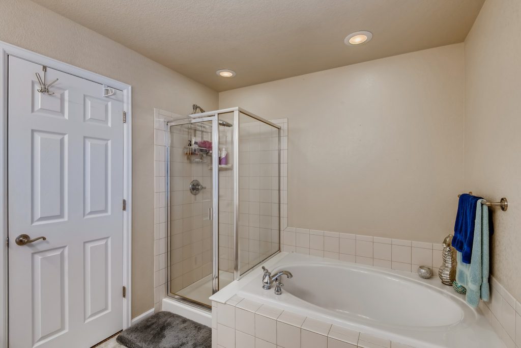 15663-East-117th-Ave-Commerce-City-CO-MLS-Sized-021-30-2nd-Floor-Primary-Full-Bathroom